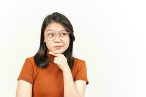 Denken und neugierig Gesicht von schön asiatisch Frau isoliert auf Weiß Hintergrund foto