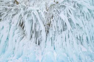 schön Landschaft von ein Eis Formation eine solche wie Eis Spitze und Eiszapfen Bildung im ein Temperatur unten 0c im See Baikal, Russland. foto