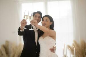 Braut und Bräutigam halten Brille von Champagner beim das Hochzeit Zeremonie foto