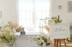 herzlich willkommen zu Hochzeit Zeichen und Rezeption Tabelle dekoriert mit Blumen foto