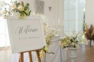 herzlich willkommen zu Hochzeit Zeichen und Rezeption Tabelle dekoriert mit Blumen foto