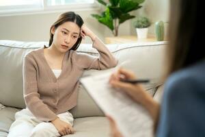 Frau mit psychischen Problemen berät. Der Psychiater zeichnet den Zustand des Patienten für die Behandlung auf. Ermutigung, Liebes- und Familienproblem, bipolar, Depressionspatient, Selbstmord schützen foto