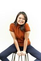 schön asiatisch Frau erhalten etwas Pose isoliert auf Weiß Hintergrund foto
