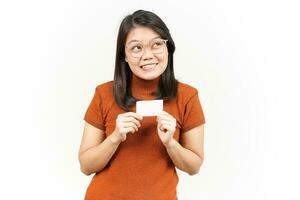 Holding leere Bankkarte oder Kreditkarte der schönen asiatischen Frau isoliert auf weißem Hintergrund foto