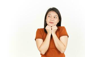 denkende Geste der schönen asiatischen Frau lokalisiert auf weißem Hintergrund foto