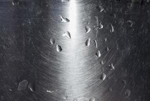 Wassertropfen auf grauem Stahlbeschaffenheitshintergrund