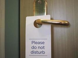 Bitte nicht stören Schild an der Hotelzimmertür foto
