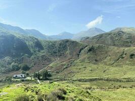 ein Aussicht von das Norden Wales Landschaft in der Nähe von montieren schneebedeckt auf ein sonnig Tag foto