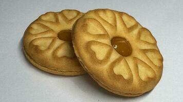 Ananas Marmelade Kekse, Plätzchen ordentlich vereinbart worden und fotografiert auf ein einfach Weiß Hintergrund foto