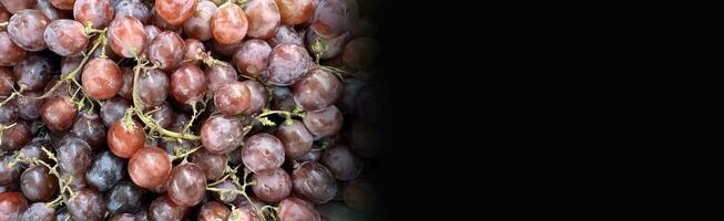 schließen oben von roh organisch Süss rot Trauben Hintergrund, Wein Trauben Textur, gesund Früchte rot Wein Trauben Hintergrund, oben Aussicht foto