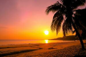 schöner tropischer sonnenuntergangstrand mit palme und rosa himmel für reise und urlaub in der urlaubsentspannungszeit foto