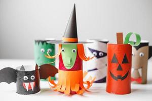 halloween-monster aus toilettenpapierrollen. Kinderhandwerk