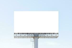 Pole draussen Plakatwand mit Blau Himmel Hintergrund. Ausschnitt Pfad zum Attrappe, Lehrmodell, Simulation Weiß Bildschirm foto