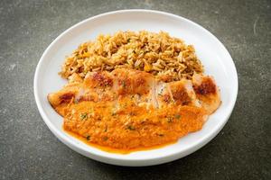 gegrilltes Hühnersteak mit roter Currysauce und Reis