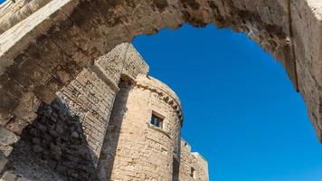 Monopoli, der Hafen und das historische Zentrum foto