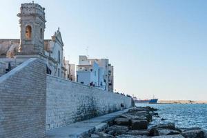 Monopoli, der Hafen und das historische Zentrum foto