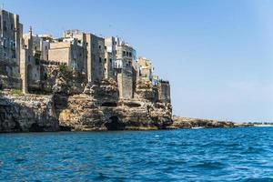 polignano eine Stute vom Meer aus gesehen foto