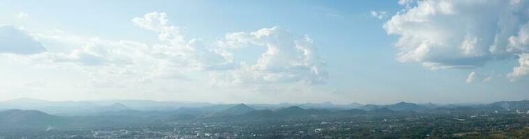 schöne sonnenhimmelwolke an der bergkette und die stadt im hintergrund, foto loei city thailand von phu bo bit berggipfel