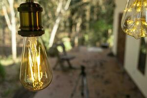 klassische Retro-Glühlampe führte elektrische Lampe warmweiß auf unscharfem Hintergrund, Vintage-Glühbirne foto