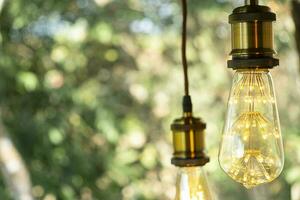 klassische Retro-Glühlampe führte elektrische Lampe warmweiß auf unscharfem Hintergrund, Vintage-Glühbirne