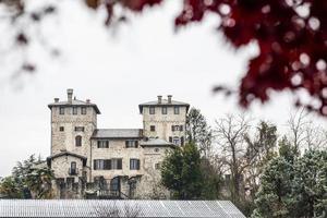 erster Schnee auf den Hügelstädten. zwischen Herbst und Winter foto