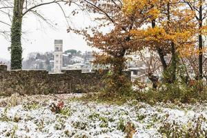 erster Schnee auf den Hügelstädten. zwischen Herbst und Winter foto