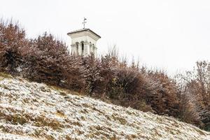 erster Schnee auf den Hügelstädten. zwischen Herbst und Winter foto