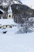 nach dem Schneefall. letzte lichter der dämmerung in sappada. Magie der Dolomiten foto