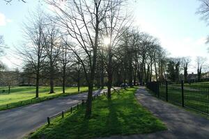 Krieg Öffentlichkeit Park von Luton Stadt, Dorf von England während kalt und sonnig Tag von April 7., 2023 foto