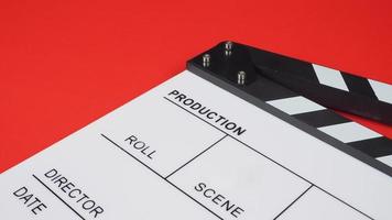 Filmklappe oder Filmtafel. Es wird in der Videoproduktion, Film- und Kinoindustrie auf rotem Hintergrund verwendet. foto