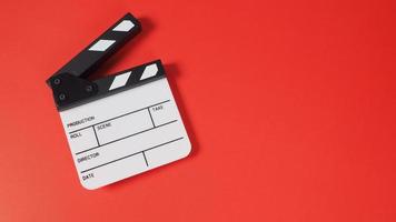 Filmklappe oder Filmschiefer auf rotem Hintergrund. Verwendung in der Videoproduktion und Filmindustrie. foto