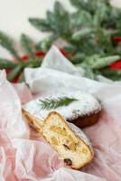 Weihnachten Stollen auf ein rot Hintergrund, ein Scheibe ist Schnitt aus. traditionell Weihnachten Urlaub Nachtisch. gestohlen beim Weihnachten. foto