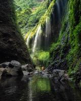 majestätischer Madakaripura-Wasserfall, der im Tal fließt