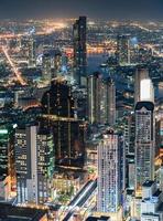 Stadtbild des überfüllten Gebäudes mit wenig Verkehr in der Stadt Bangkok