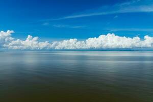 Weiß Wolke Über das See. foto