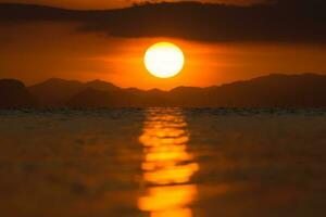 Sonnenuntergang Himmel und Wolke auf das See. foto