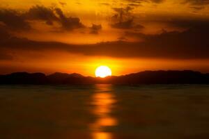 Sonnenuntergang Himmel und Wolke auf das See. foto