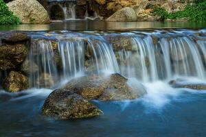 klein Wasserfall mit Wasser Bewegung. foto