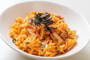 Kimchi gebratener Reis mit Algen und weißem Sesam foto