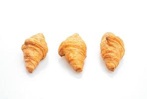 frisches Croissant auf weißem Hintergrund foto