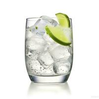 ai generiert Gin Tonic Glas von Wasser mit Eis isoliert auf Weiß Hintergrund. ai generiert foto