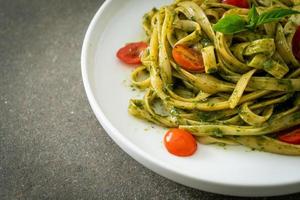 Fettuccine Spaghetti Pasta mit Pestosauce und Tomaten foto