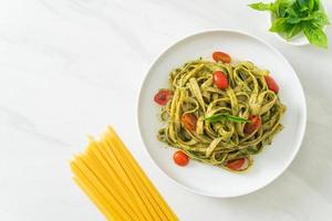 Fettuccine Spaghetti Pasta mit Pestosauce und Tomaten foto