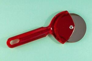 ein rot Pizza Cutter foto