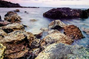 Felsen und Wasser beim das Strand foto