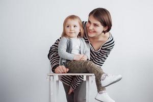 glückliche liebevolle Familie. Mutter und ihre Tochter Kind Mädchen spielen und umarmen foto