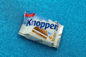 kiew, ukraine - 4. mai 2022 packshot von knoppers knusprigen waffelsandwiches foto