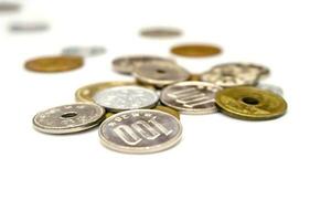 Japan Yen Währung Münzen Verbreitung isolieren auf Weiß Hintergrund. foto