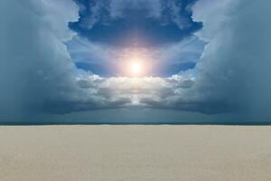 Sand und Wolke Himmel auf das Strand mit Sonne. foto