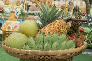 thailändisch Obst im Bambus Korb. foto